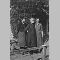 030-0113 Gross Nuhr, Berta Grashoff mit ihren Toechtern Frieda und Grete.jpg